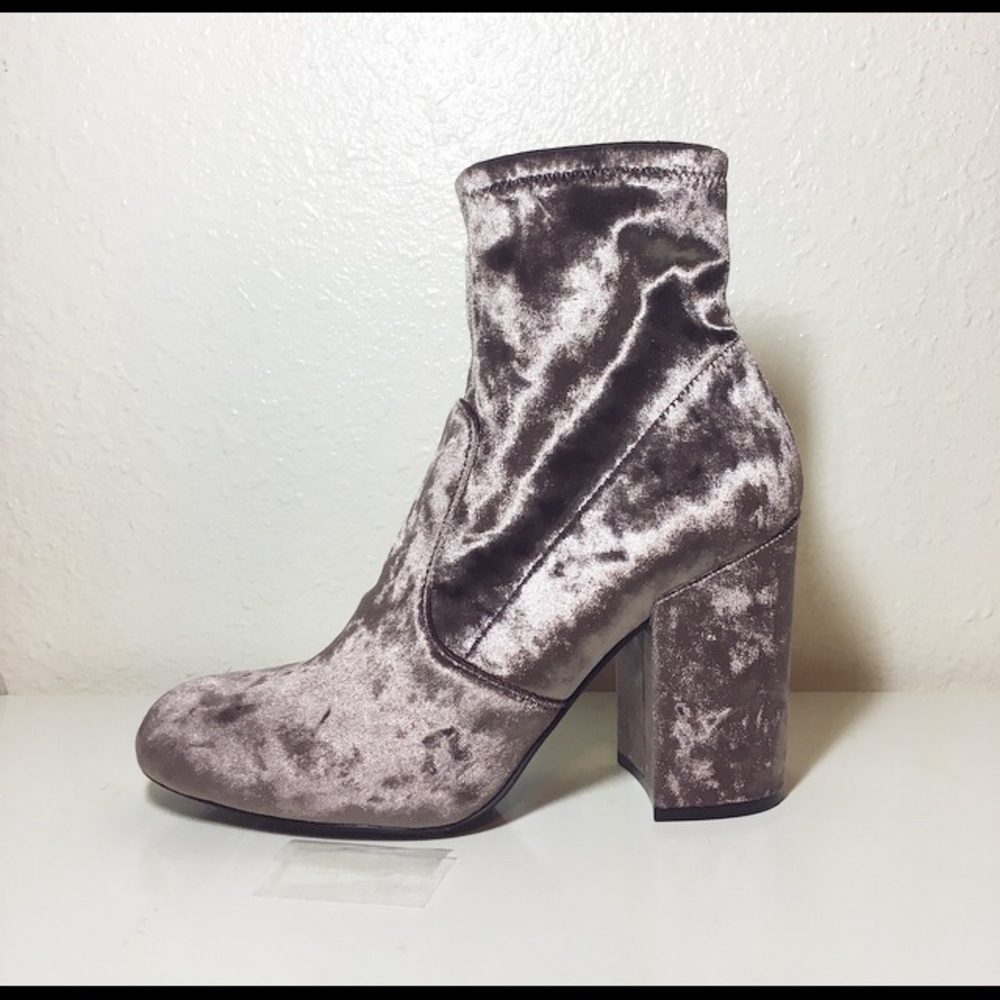 Steve madden heel bootie in purple velvet, 6.5